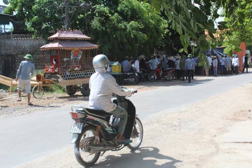 Vợ phát hiện chồng treo cổ tự tử trong đêm - 1