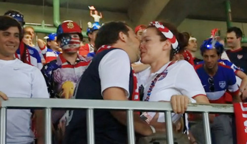 Cầu hôn bạn gái trên khán đài World Cup - 3