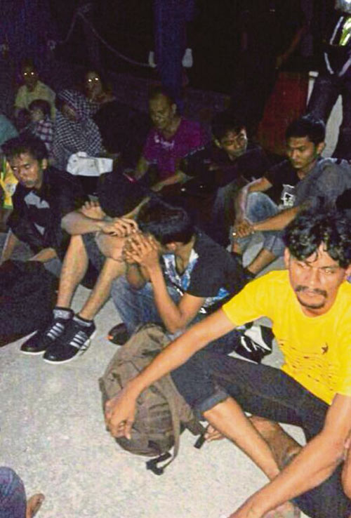 Chìm tàu ngoài khơi Malaysia, 61 người mất tích - 1