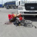 Tin tức - Chờ đèn đỏ, hai mẹ con bị xe tải kéo lê trên đường
