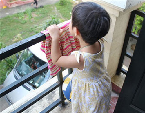 Muôn #039;chiêu#039; bảo vệ con ở nhà cao tầng - 1