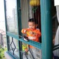 Làm mẹ - Muôn 'chiêu' bảo vệ con ở nhà cao tầng