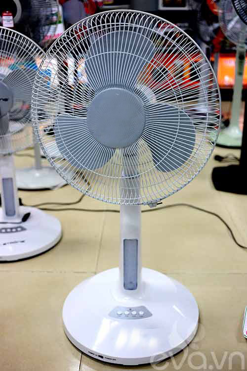 Tư vấn mua quạt, đèn sạc điện #039;đúng, bền#039; - 6