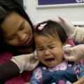 Làm mẹ - Bấm lỗ tai cho bé: tự dưng 'hành" con?