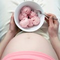 Bà bầu - Mùa hè, bà bầu có nên ăn kem?