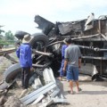 Tin tức - Tàu hỏa tông xe tải, 1 người nguy kịch