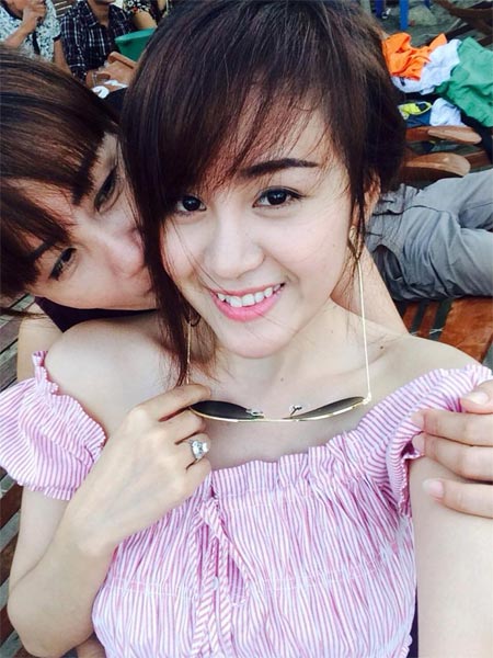 Thủy Tiên mặt mộc đi ăn cùng bạn bè - 11