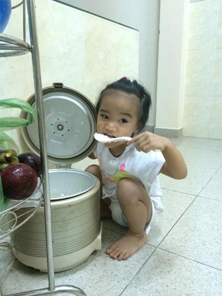 Thủy Tiên mặt mộc đi ăn cùng bạn bè - 17