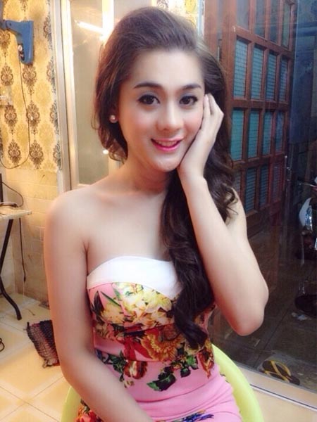 Thủy Tiên mặt mộc đi ăn cùng bạn bè - 7