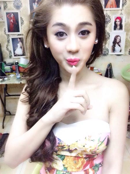 Thủy Tiên mặt mộc đi ăn cùng bạn bè - 8