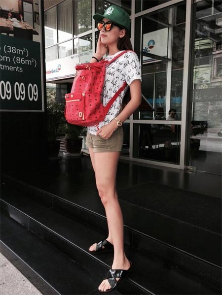 Thủy Tiên mặt mộc đi ăn cùng bạn bè - 13