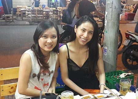 Thủy Tiên mặt mộc đi ăn cùng bạn bè - 1