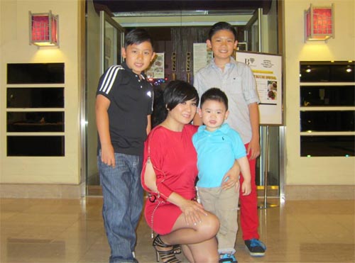 Thủy Tiên mặt mộc đi ăn cùng bạn bè - 15