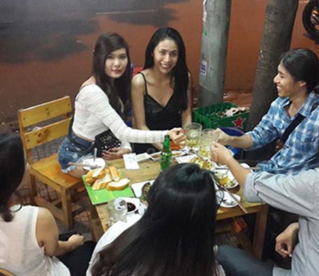Thủy Tiên mặt mộc đi ăn cùng bạn bè - 2