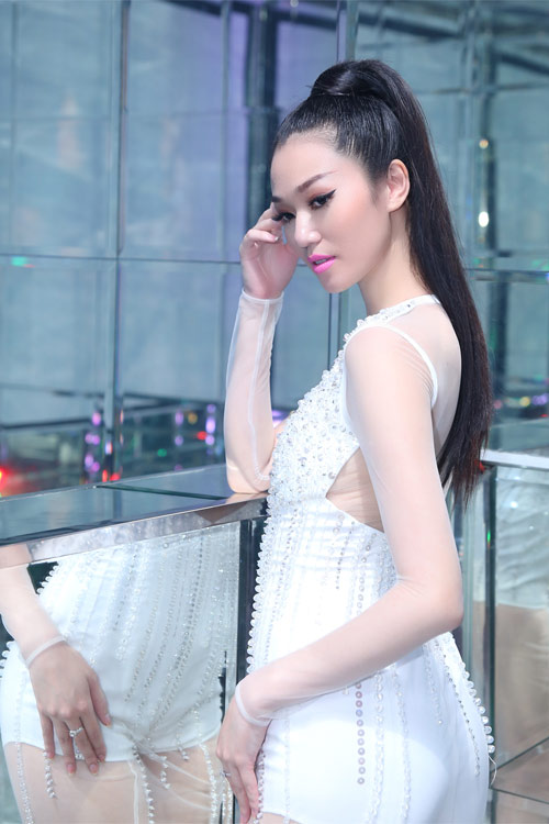 Khánh My sexy khoe chân dài thẳng tắp - 7