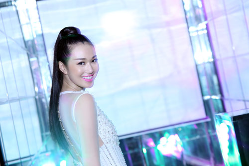Khánh My sexy khoe chân dài thẳng tắp - 9