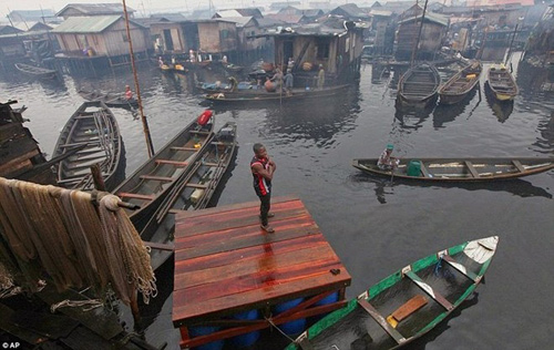 Makoko: Thị trấn ổ chuột nổi ở Nigeria - 10