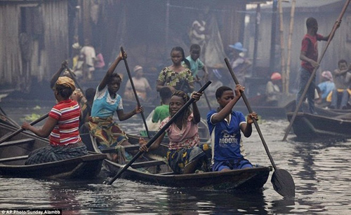 Makoko: Thị trấn ổ chuột nổi ở Nigeria - 4