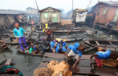Makoko: Thị trấn ổ chuột nổi ở Nigeria - 7