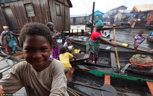 Makoko: Thị trấn ổ chuột nổi ở Nigeria - 8