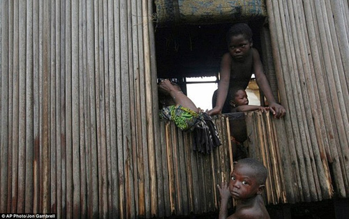 Makoko: Thị trấn ổ chuột nổi ở Nigeria - 9