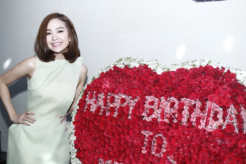 Minh Hằng nhảy sung đến tuột cả dây áo - 2