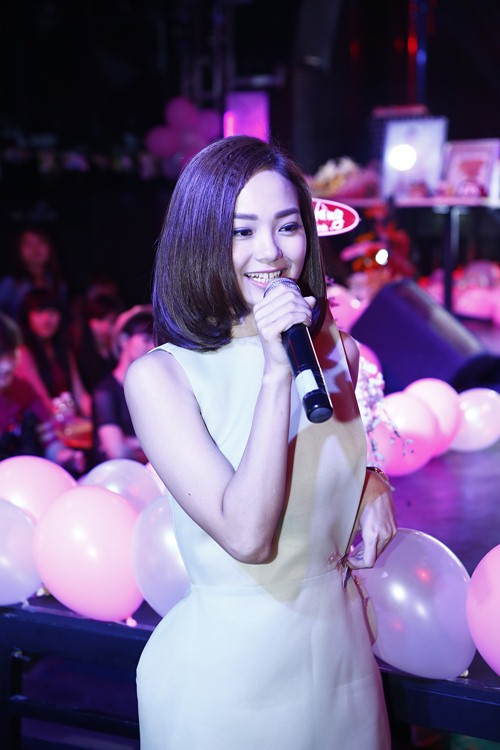 Minh Hằng nhảy sung đến tuột cả dây áo - 3