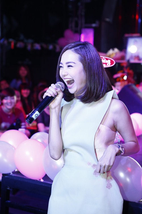 Minh Hằng nhảy sung đến tuột cả dây áo - 4