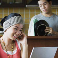 Ứng xử khi chồng kiếm ít tiền hơn bạn