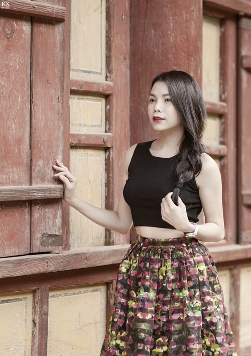 Trà Ngọc Hằng khoe eo thon quyến rũ ở Hàn Quốc - 2