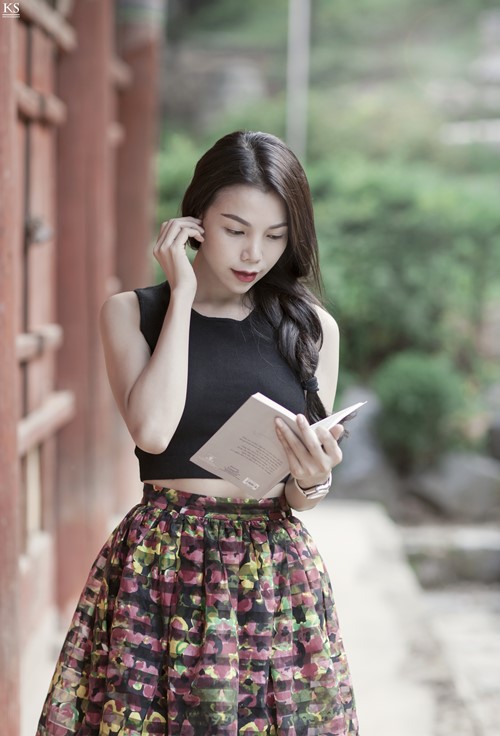 Trà Ngọc Hằng khoe eo thon quyến rũ ở Hàn Quốc - 3
