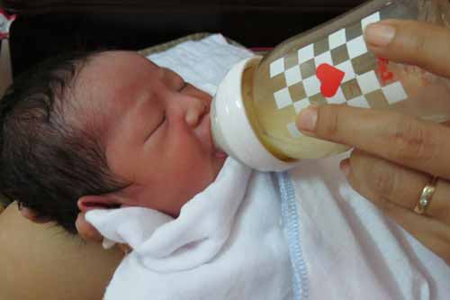 Trẻ sơ sinh vài ngày tuổi bị bỏ rơi giữa trưa nắng - 1