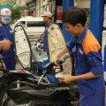 Mua sắm - Giá cả - Xăng bất ngờ tăng giá 330 đồng/lít