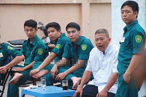 Sao Việt quot;làm quáquot; thuê vệ sĩ tiền hô hậu ủng - 2