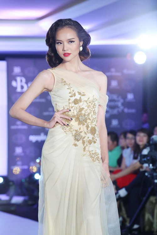 Chân dài Thanh Hằng vẫn chưa quot;mất giáquot; - 12