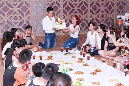 Khánh Thi mặt mộc giản dị đi sinh nhật quot;trò cưngquot; - 7