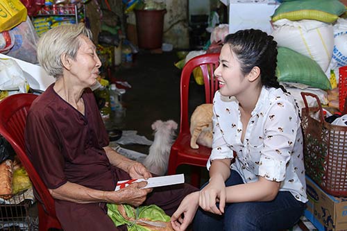 Ngọc Hân xúc động vì cụ bà cưu mang mèo - 4