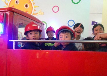 Con trai Trương Bá Chi đáng yêu làm lính cứu hỏa - 2
