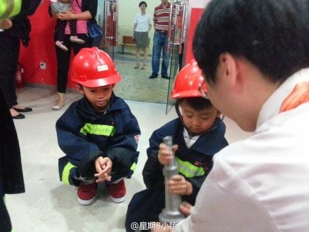 Con trai Trương Bá Chi đáng yêu làm lính cứu hỏa - 4