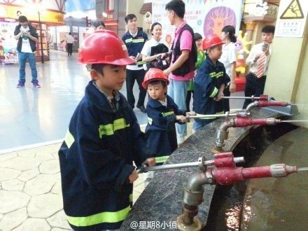 Con trai Trương Bá Chi đáng yêu làm lính cứu hỏa - 5