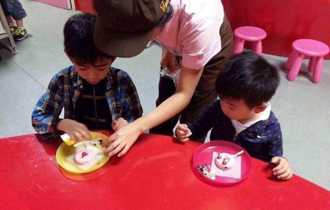 Con trai Trương Bá Chi đáng yêu làm lính cứu hỏa - 7