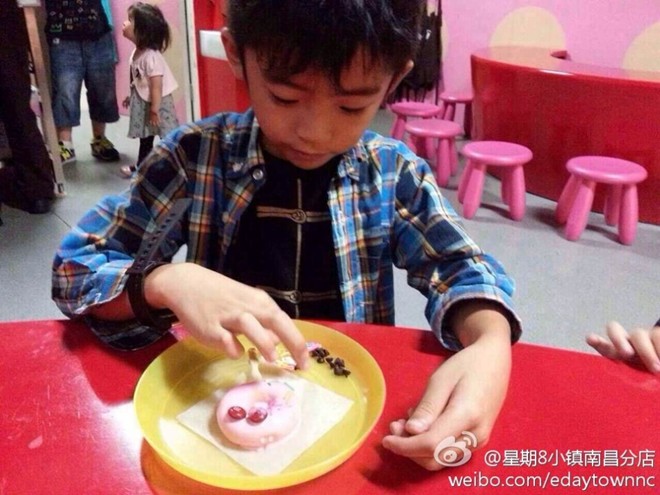 Con trai Trương Bá Chi đáng yêu làm lính cứu hỏa - 8