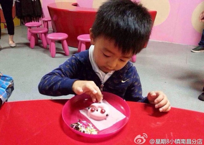 Con trai Trương Bá Chi đáng yêu làm lính cứu hỏa - 9