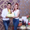 Làng sao - Khánh Thi mặt mộc giản dị đi sinh nhật "trò cưng"