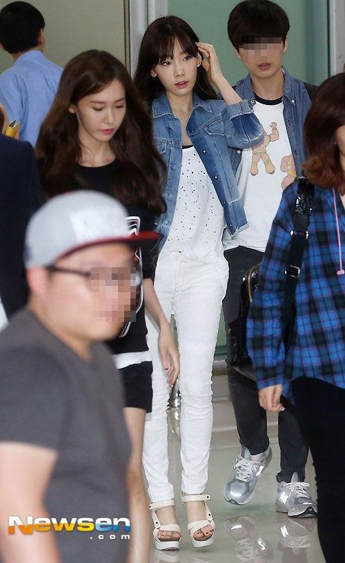 Taeyeon (SNSD) được che chắn tại sân bay - 6