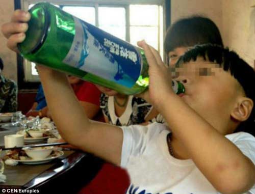 Sốc với bé trai 2 tuổi uống rượu bia thay sữa - 1