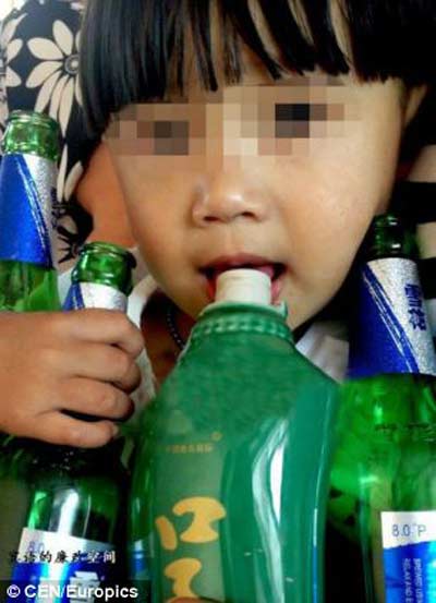 Sốc với bé trai 2 tuổi uống rượu bia thay sữa - 2