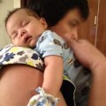 Làm mẹ - Bé bị… rụt cổ vì mẹ bế vác nhiều?