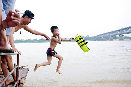 Dạy bơi cho trẻ: Kỹ năng cứu người bị bỏ quên - 4