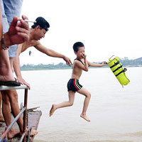 Dạy bơi cho trẻ: Kỹ năng cứu người bị bỏ quên